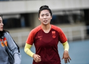 中国女足运动员在比赛中展现出色球员风采