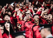 现场直击！球迷热烈欢呼，助威声震天